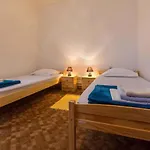 Three-bedroom In Xiii شقة تْسْغيكفانِتْسا