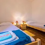 Three-bedroom In Xiii شقة