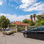 Three-bedroom In Xiii شقة تْسْغيكفانِتْسا