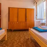 Three-bedroom In Xiii شقة تْسْغيكفانِتْسا