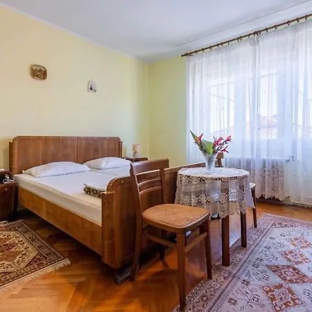 Apartmán Three-bedroom In Xiii *