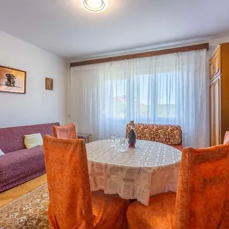 Apartmán Three-bedroom In Xiii