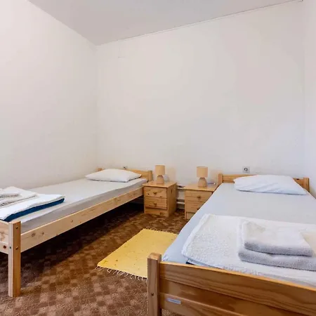 Three-bedroom In Xiii 茨里克韦尼察