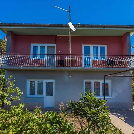 Three-bedroom In Xiii 茨里克韦尼察