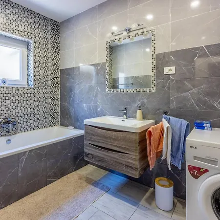 公寓 Three-bedroom In Xiii 茨里克韦尼察