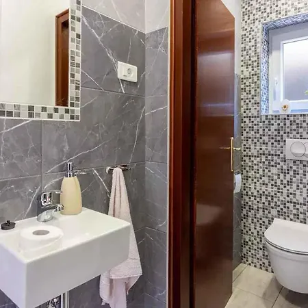 Three-bedroom In Xiii 公寓 茨里克韦尼察