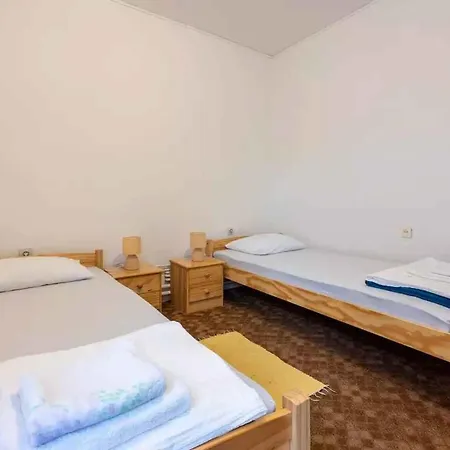 Three-bedroom In Xiii 茨里克韦尼察