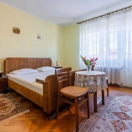 Three-bedroom In Xiii Apartmán *