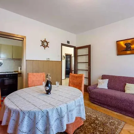 Apartmán Three-bedroom In Xiii