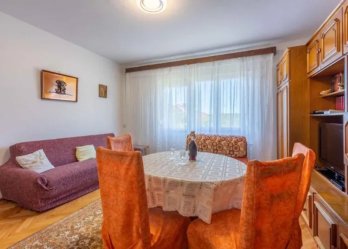 Apartmán Three-bedroom In Xiii