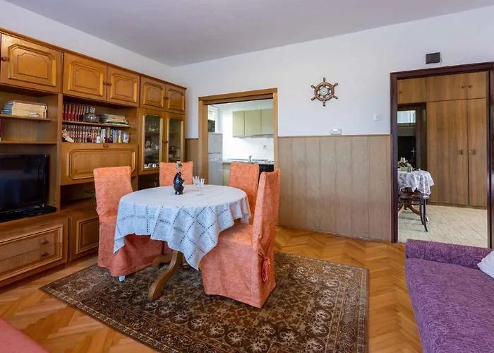 Three-bedroom In Xiii Apartmán