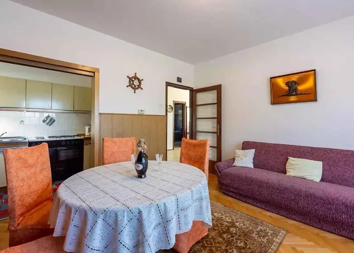 Apartmán Three-bedroom In Xiii