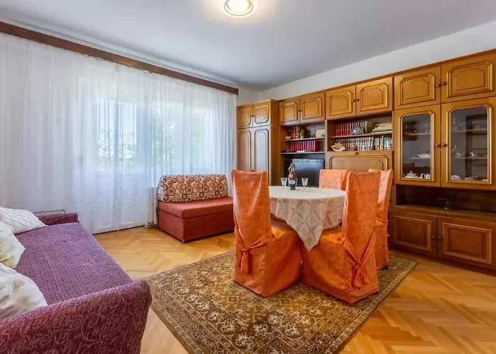Three-bedroom In Xiii Apartmán