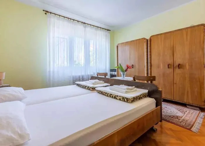 Three-bedroom In Xiii Apartmán *